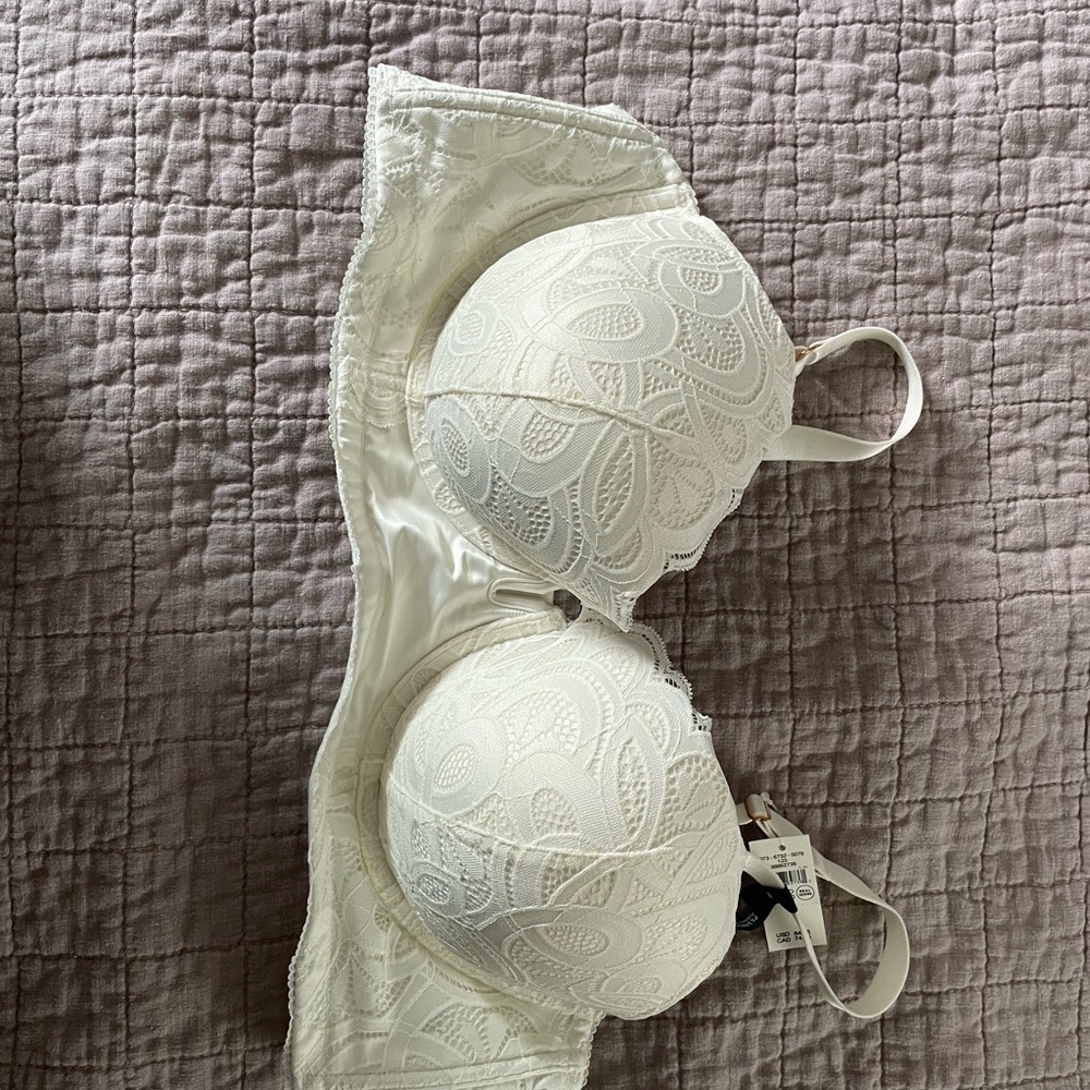 Elegant Lace Underwire Bra - Cream